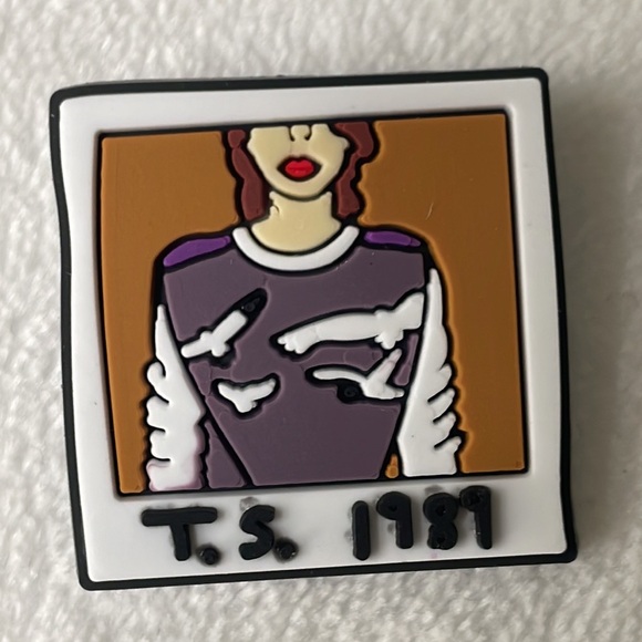 T.S. 1989 Croc Charm - Picture 2 of 3